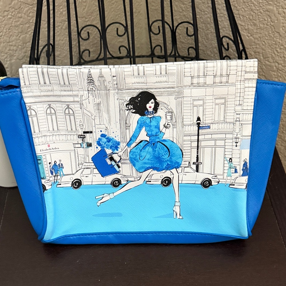 Elizabeth Arden Blue and White Cosmetic Bag